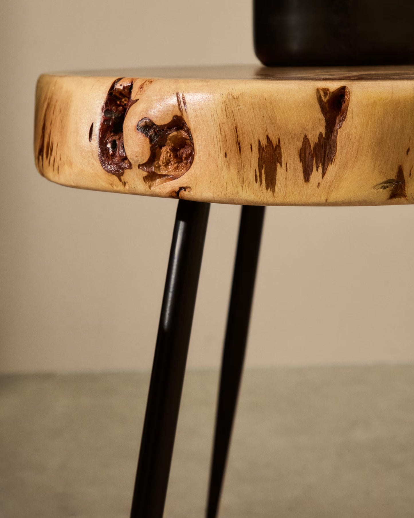 Kave Home Eider Side Table Made of Solid Acacia Wood and Steel Ø 40 x 30 cm