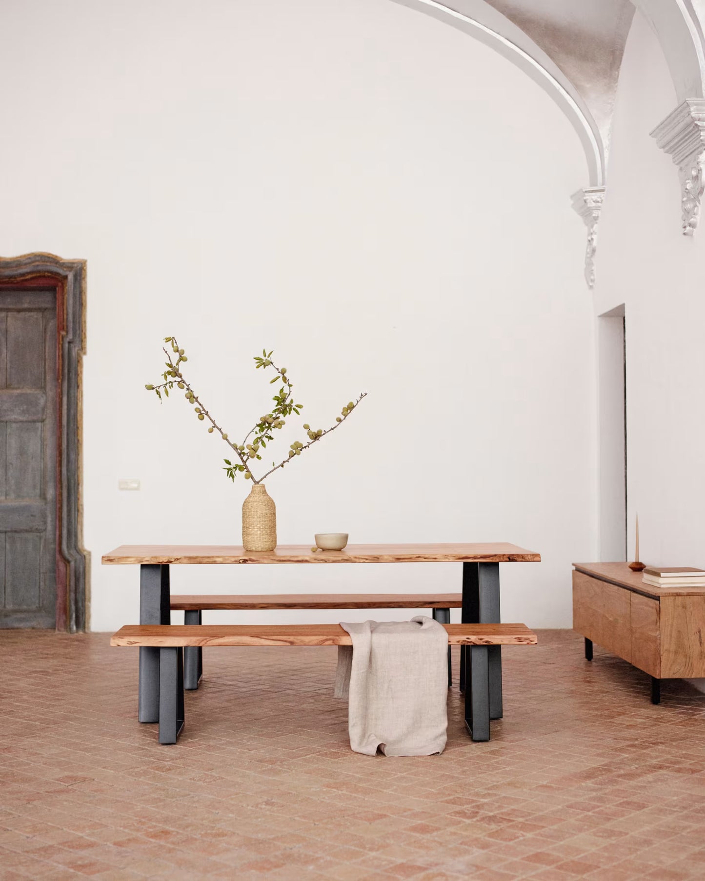 Kave Home Alaia Bench in Solid Acacia Wood with Black Steel Legs, 160 cm