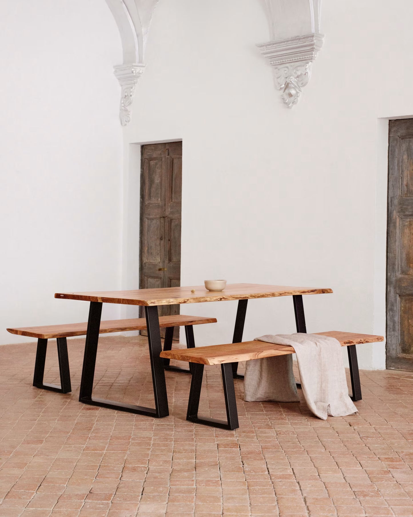 Kave Home Alaia Bench in Solid Acacia Wood with Black Steel Legs, 160 cm