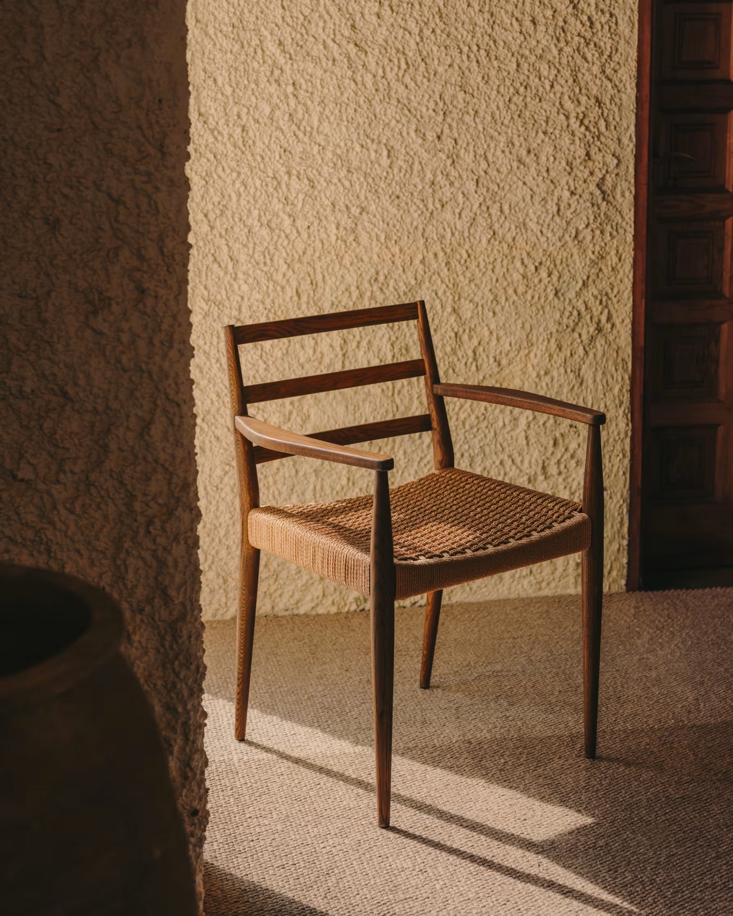 Kave Home Analy Chair with Armrests in Solid Oak Wood with Walnut Finish and Rope Seat FSC Mix Credit
