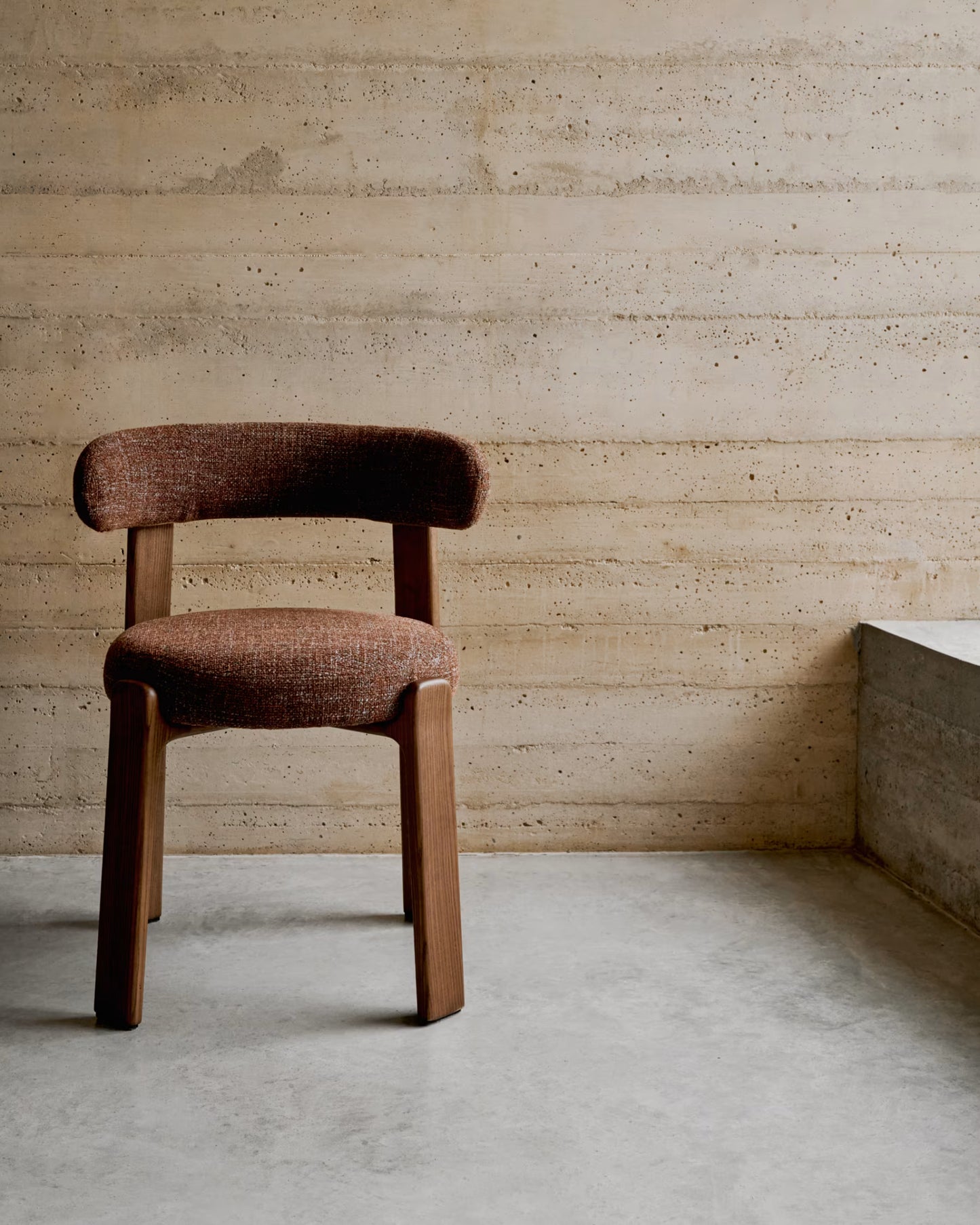 Kave Home Granite Fire-Retardant Chair in Brown Chenille and Solid Ash Wood with Walnut-Coloured Finish FSC 100%