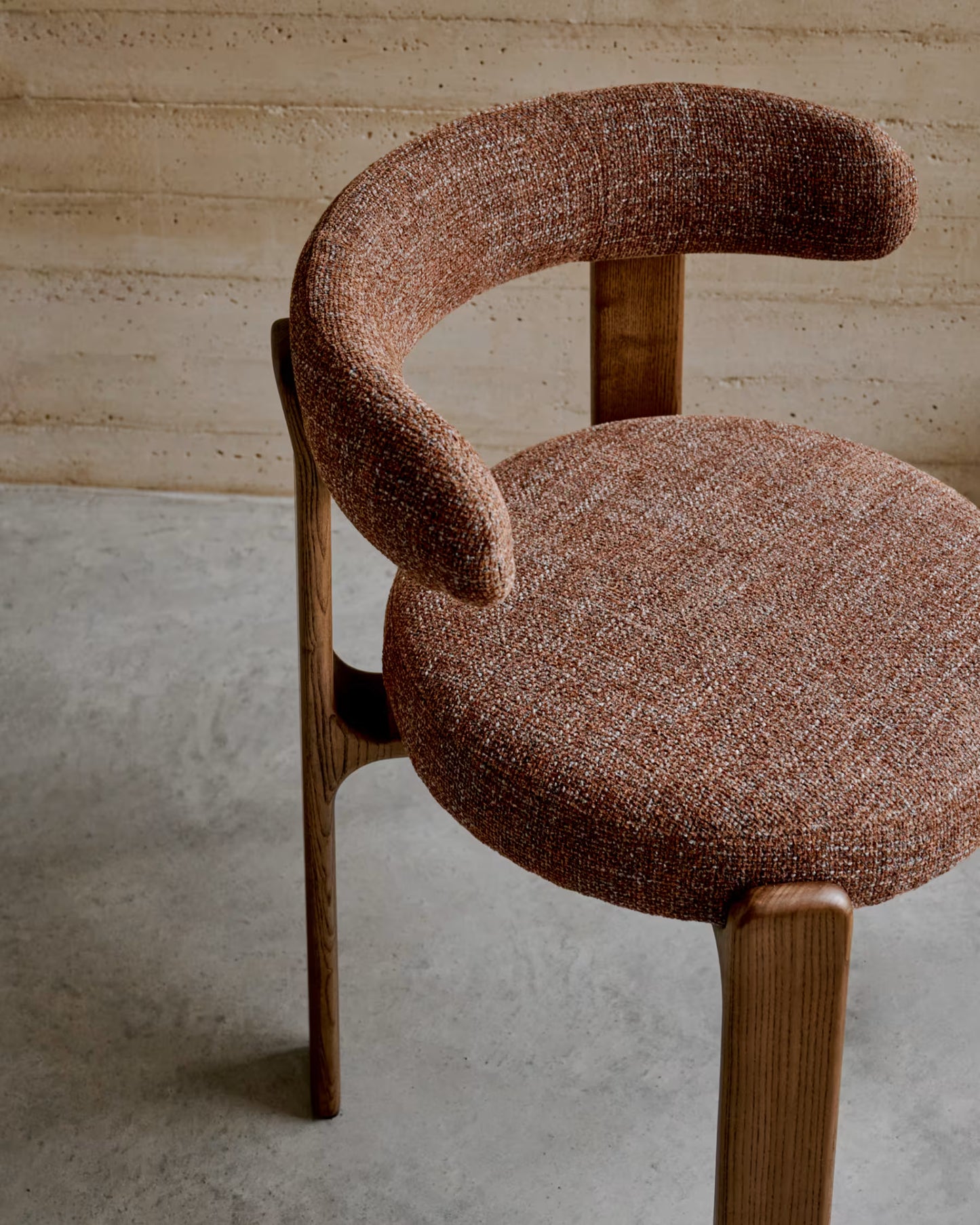 Kave Home Granite Fire-Retardant Chair in Brown Chenille and Solid Ash Wood with Walnut-Coloured Finish FSC 100%