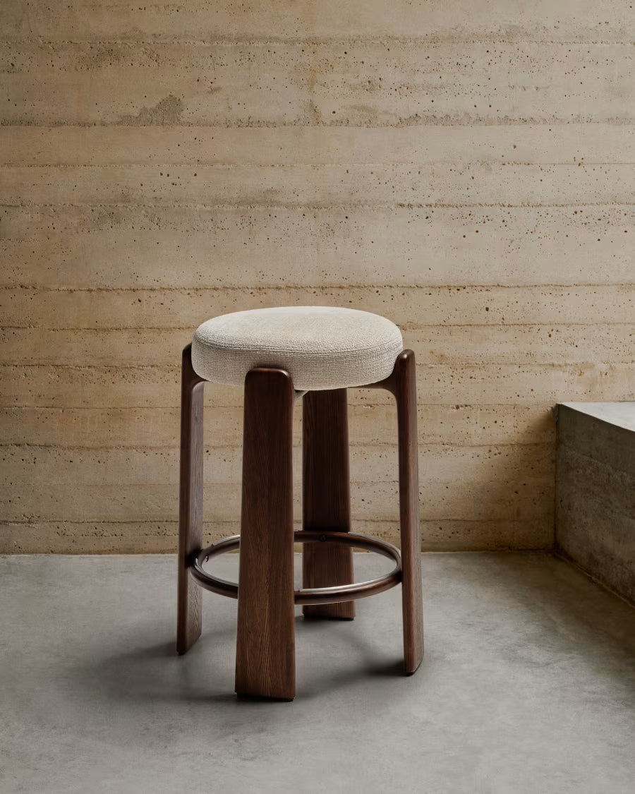Kave Home Granite Fire-Retardant Stool in Beige Chenille and Solid Ash Wood with Walnut-Coloured Finish FSC 100% 75cm