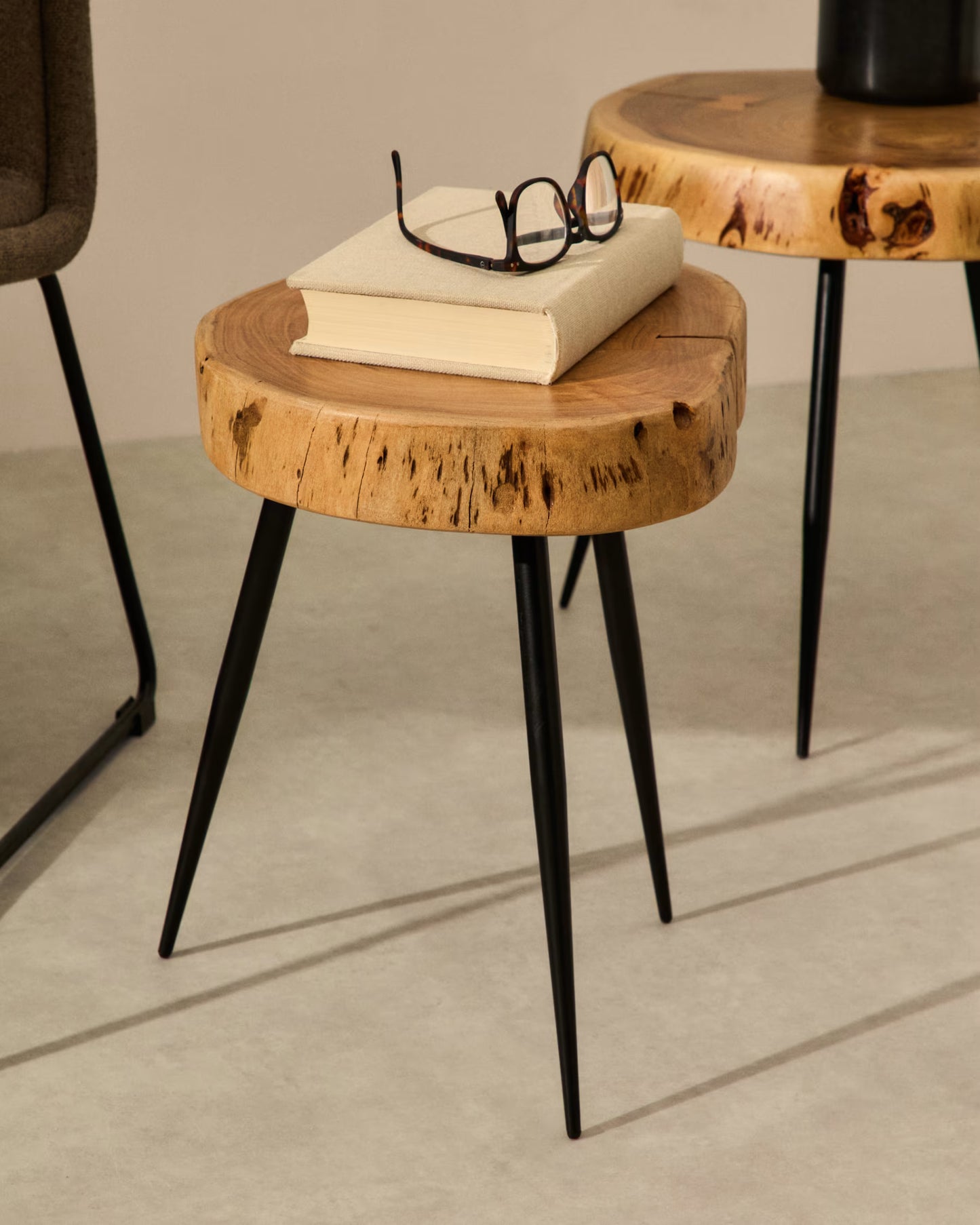 Kave Home Eider Side Table Made of Solid Acacia Wood and Steel Ø 40 x 30 cm