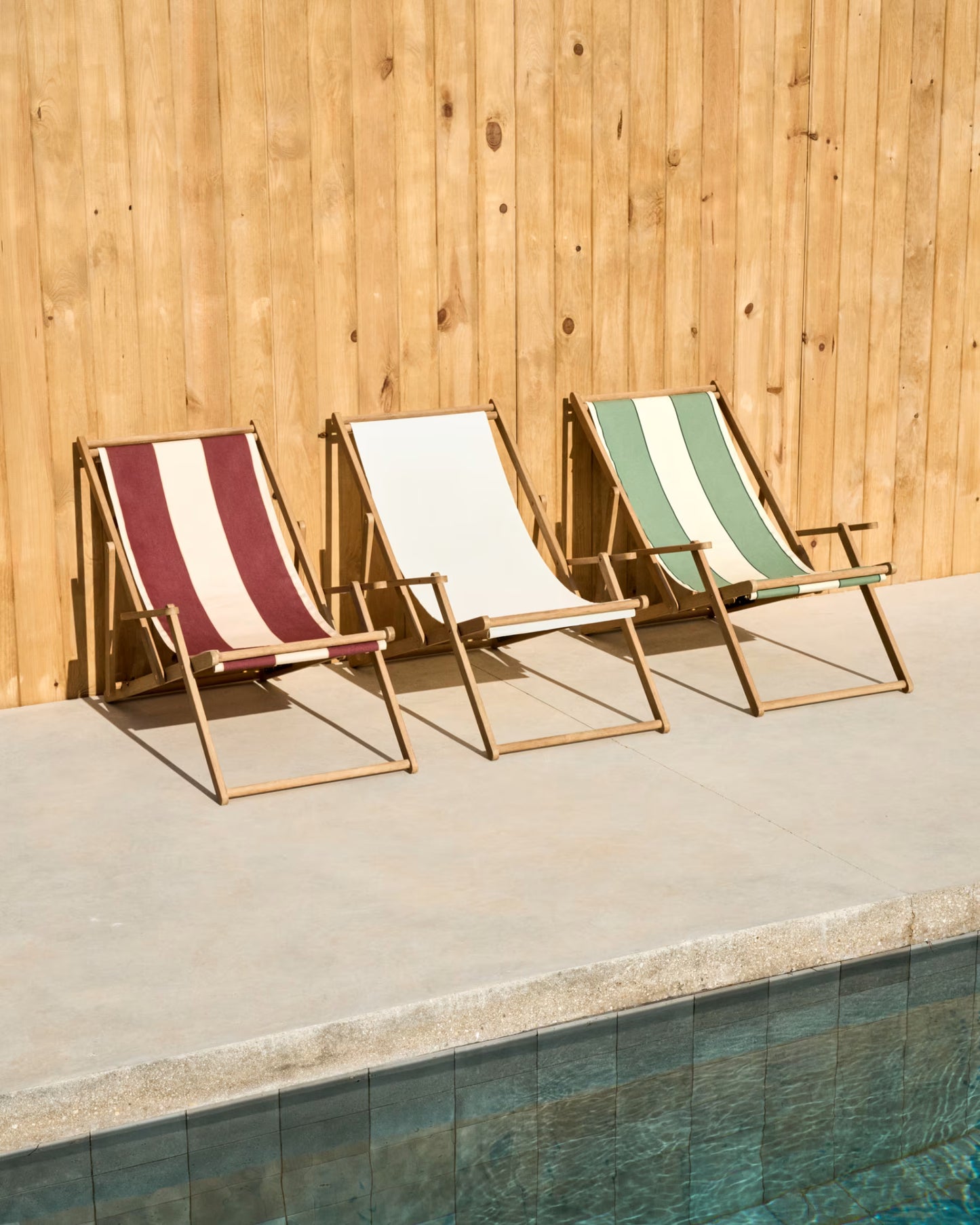 Kave Home Vilara Burgundy and Beige Striped Outdoor Folding Deck Chair Made of FSC 100% Solid Acacia Wood