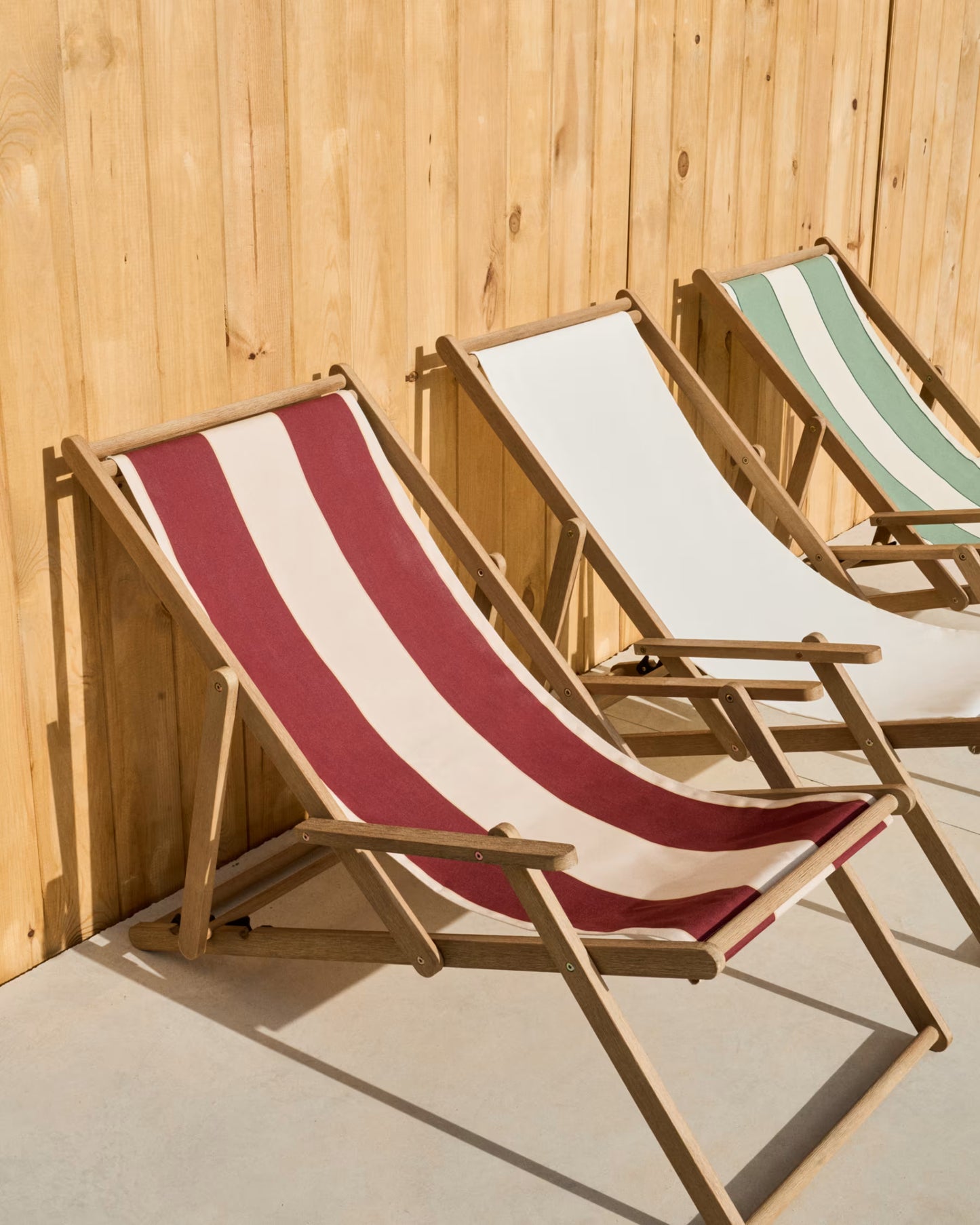 Kave Home Vilara Burgundy and Beige Striped Outdoor Folding Deck Chair Made of FSC 100% Solid Acacia Wood