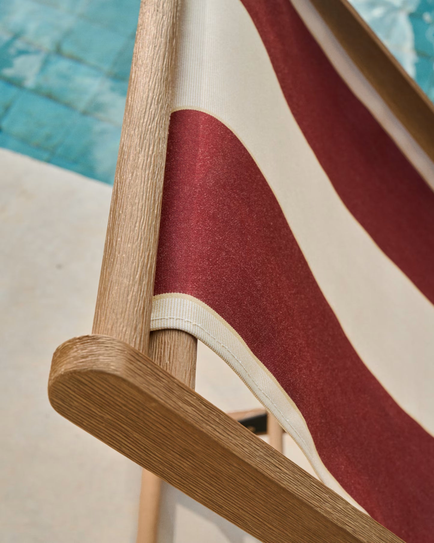Kave Home Vilara Burgundy and Beige Striped Outdoor Folding Deck Chair Made of FSC 100% Solid Acacia Wood