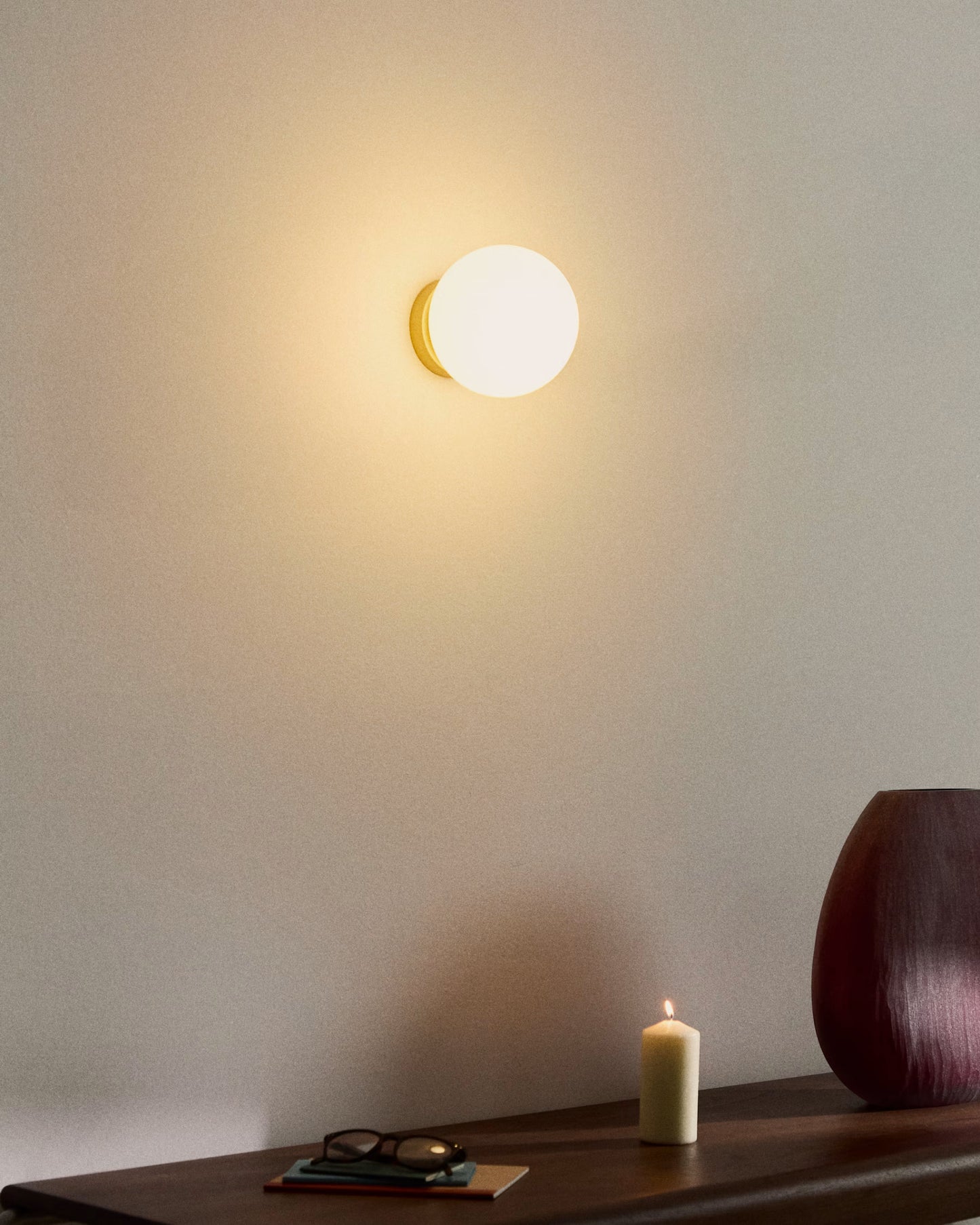 Kave Home Brisia Metal Wall Lamp with Brushed Brass Finish and 1 Frosted Glass Ball Ø15cm