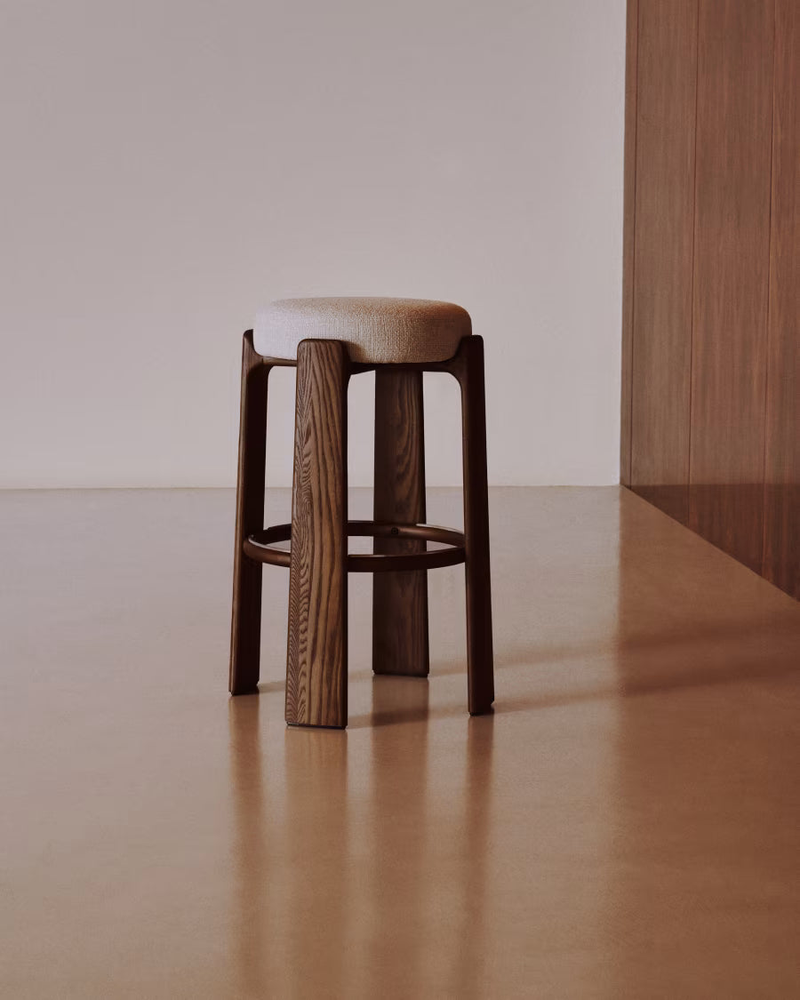 Kave Home Granite Fire-Retardant Stool in Beige Chenille and Solid Ash Wood with Walnut-Coloured Finish FSC 100% 75cm