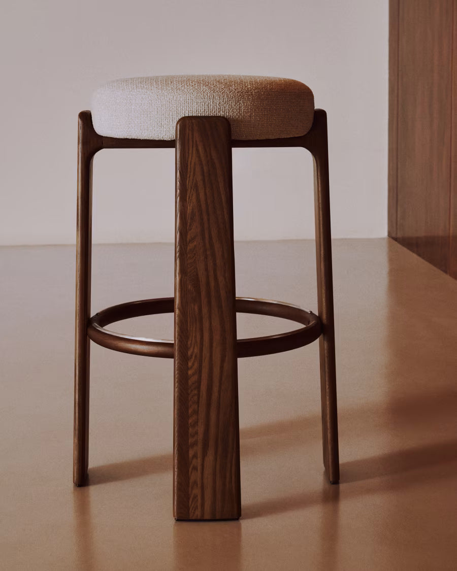 Kave Home Granite Fire-Retardant Stool in Beige Chenille and Solid Ash Wood with Walnut-Coloured Finish FSC 100% 75cm