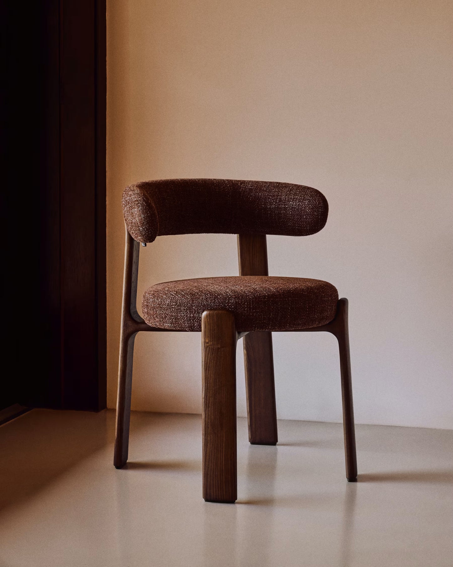 Kave Home Granite Fire-Retardant Chair in Brown Chenille and Solid Ash Wood with Walnut-Coloured Finish FSC 100%