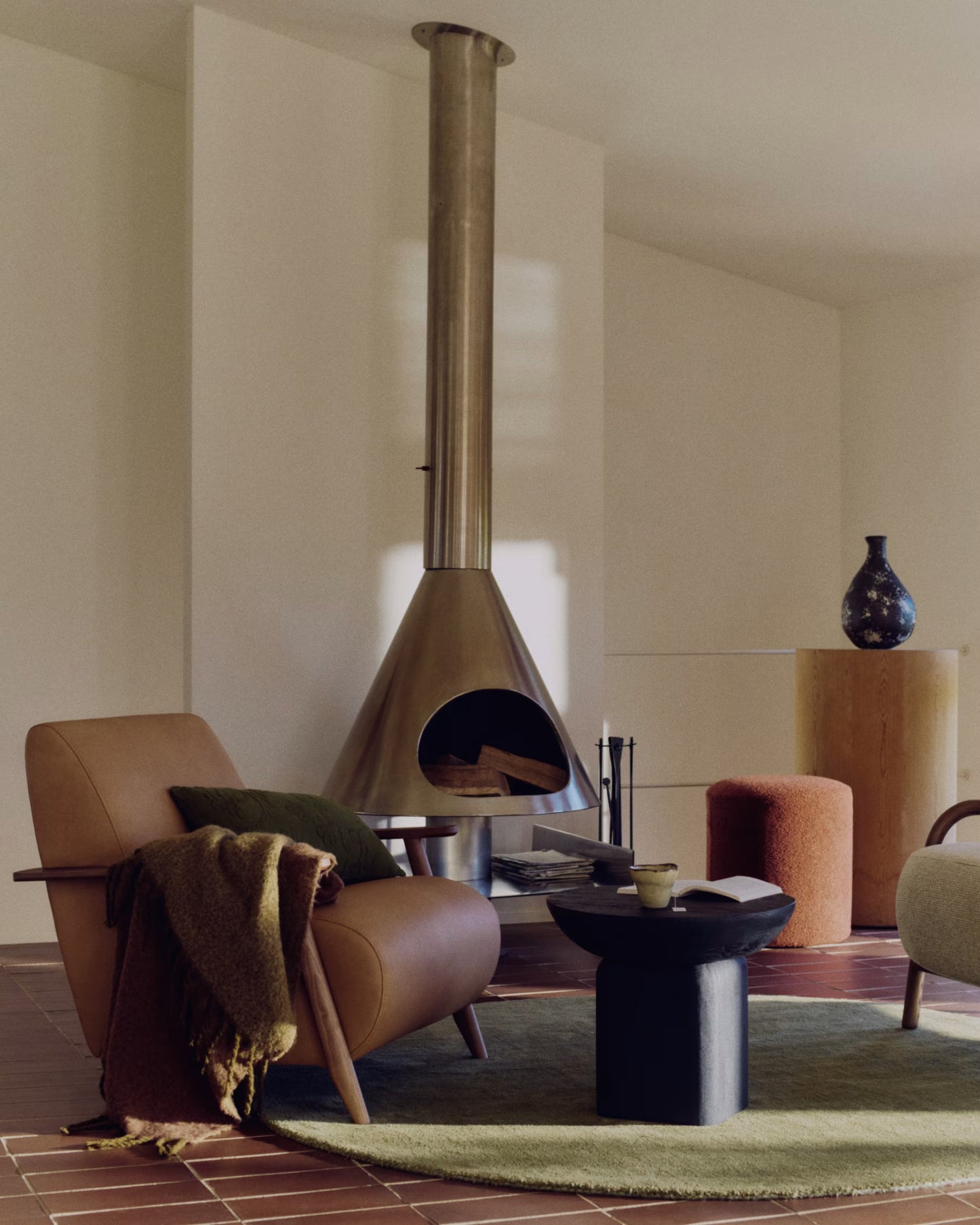 Ovak Side Table in Solid Acacia Wood with Black Finish FSC 100% Ø50cm