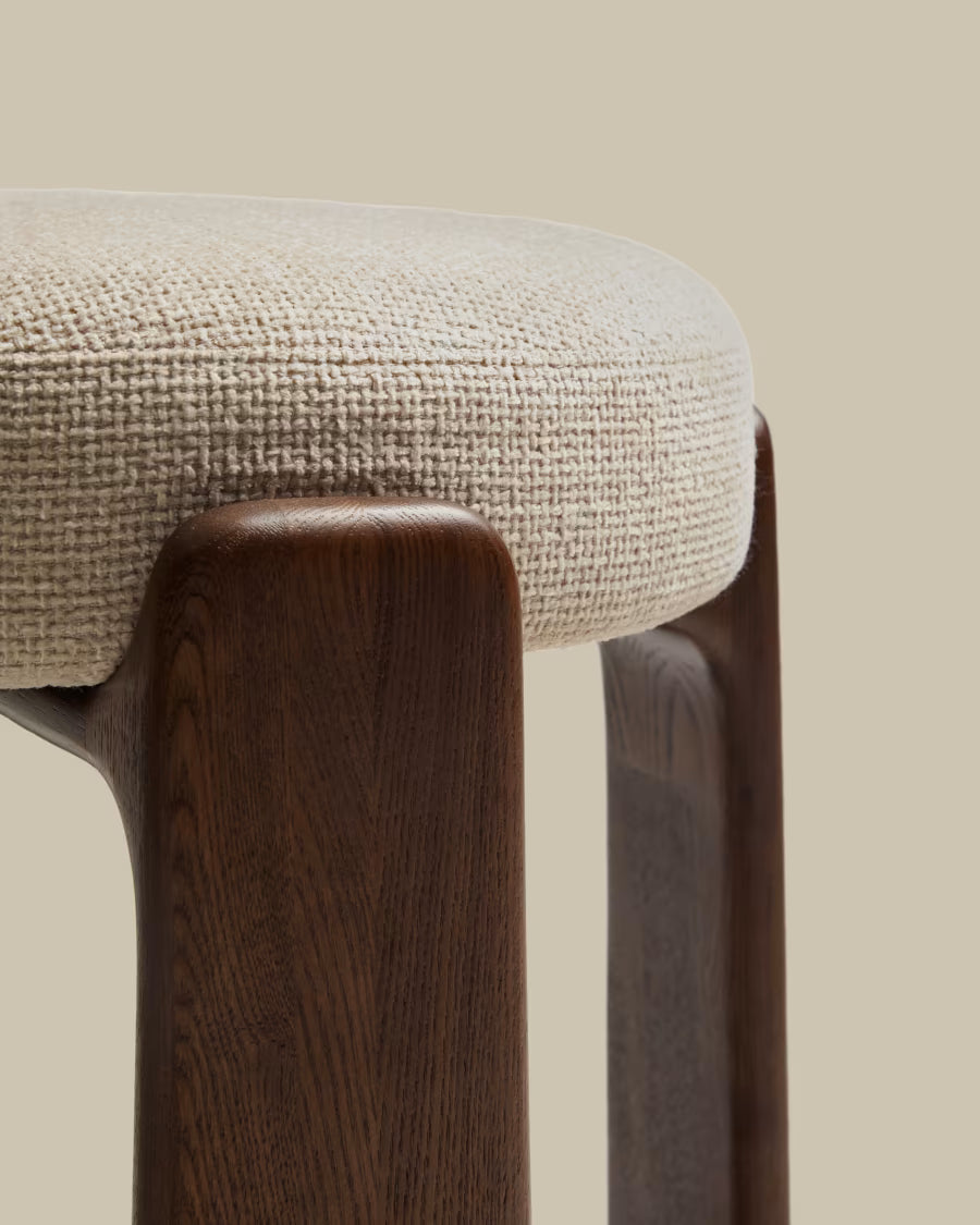 Kave Home Granite Fire-Retardant Stool in Beige Chenille and Solid Ash Wood with Walnut-Coloured Finish FSC 100% 75cm