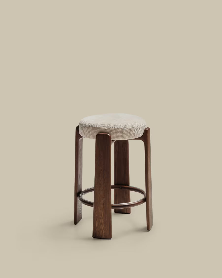 Kave Home Granite Fire-Retardant Stool in Beige Chenille and Solid Ash Wood with Walnut-Coloured Finish FSC 100% 75cm