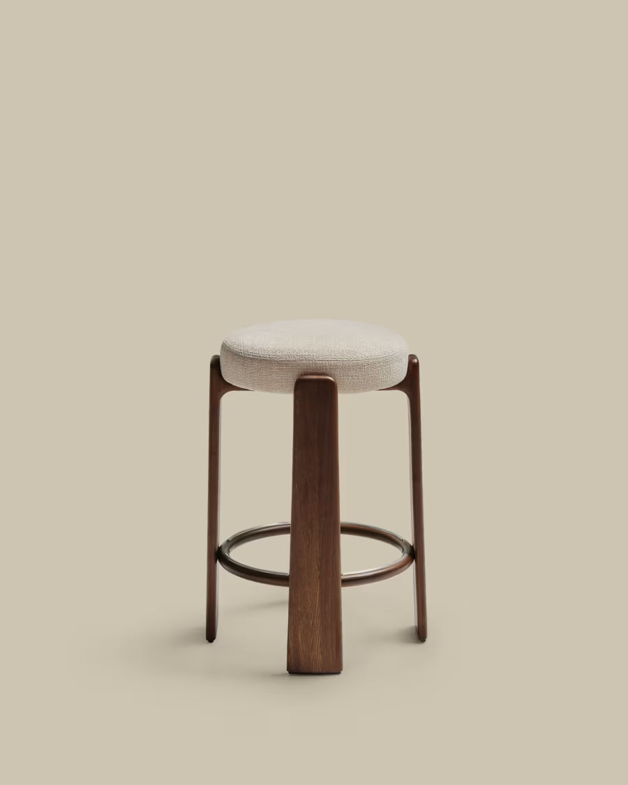 Kave Home Granite Fire-Retardant Stool in Beige Chenille and Solid Ash Wood with Walnut-Coloured Finish FSC 100% 75cm