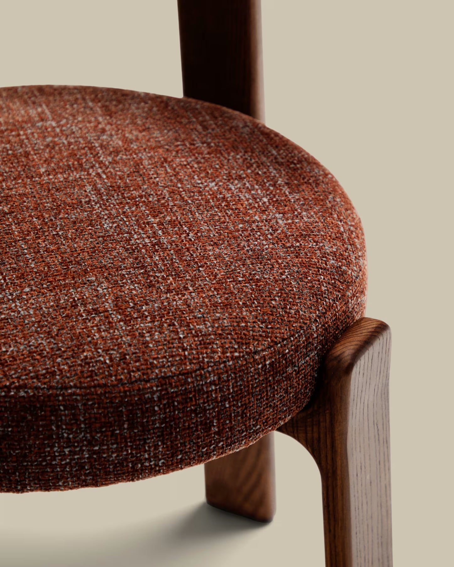 Kave Home Granite Fire-Retardant Chair in Brown Chenille and Solid Ash Wood with Walnut-Coloured Finish FSC 100%