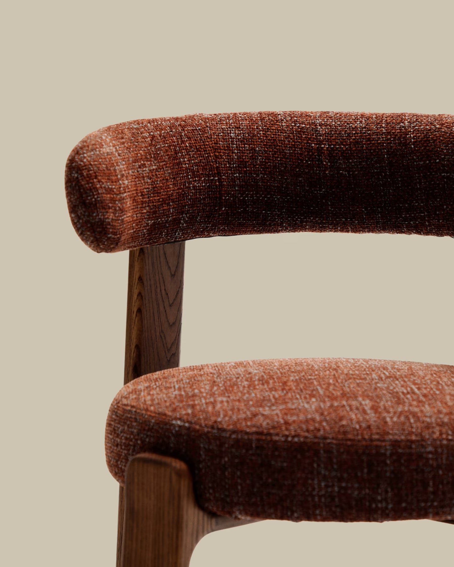 Kave Home Granite Fire-Retardant Chair in Brown Chenille and Solid Ash Wood with Walnut-Coloured Finish FSC 100%