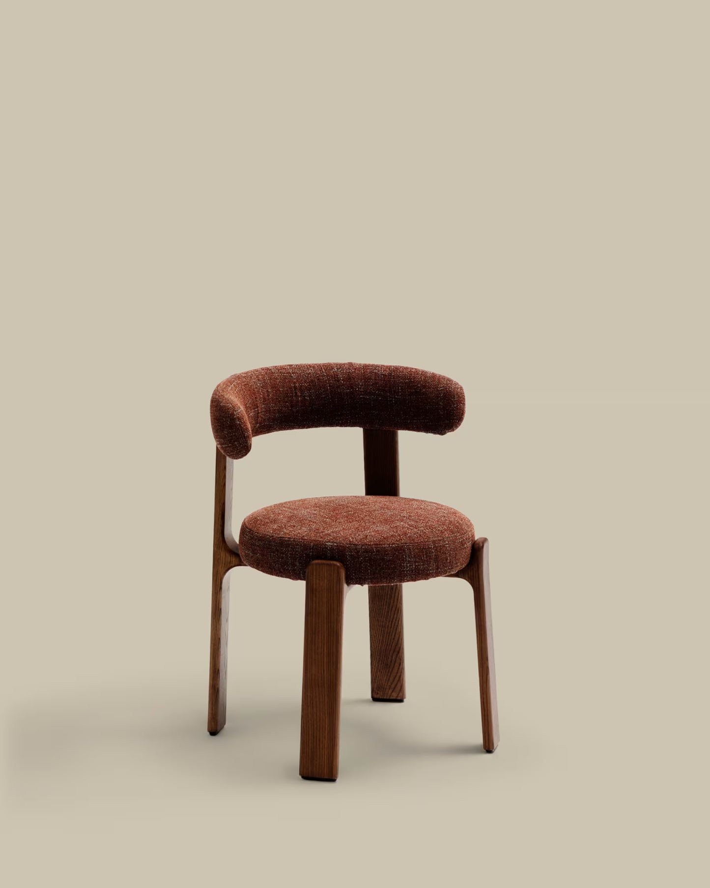 Kave Home Granite Fire-Retardant Chair in Brown Chenille and Solid Ash Wood with Walnut-Coloured Finish FSC 100%