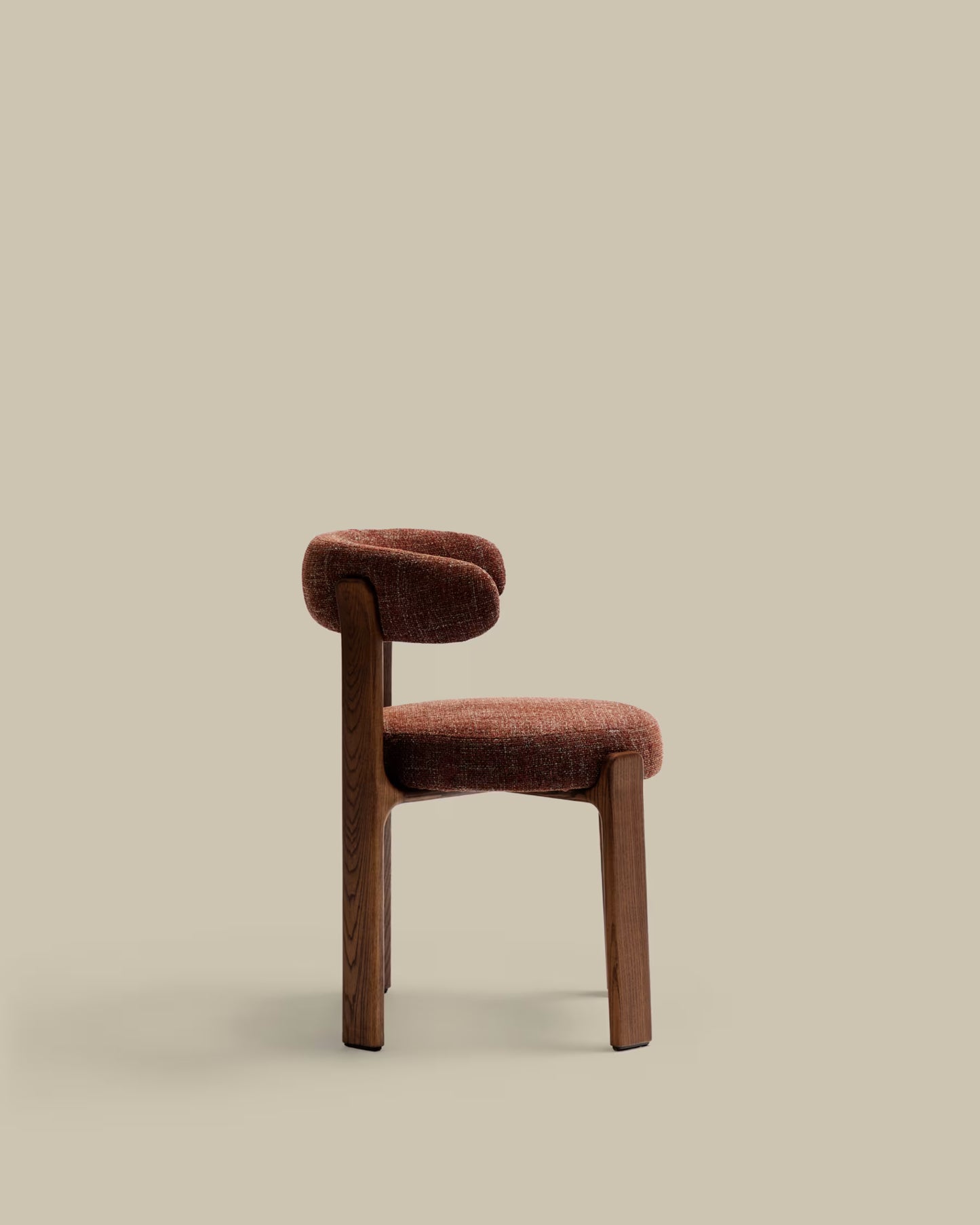 Kave Home Granite Fire-Retardant Chair in Brown Chenille and Solid Ash Wood with Walnut-Coloured Finish FSC 100%