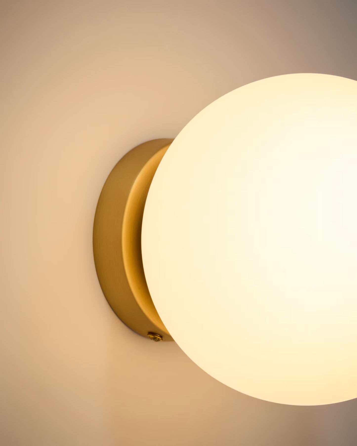 Kave Home Brisia Metal Wall Lamp with Brushed Brass Finish and 1 Frosted Glass Ball Ø15cm